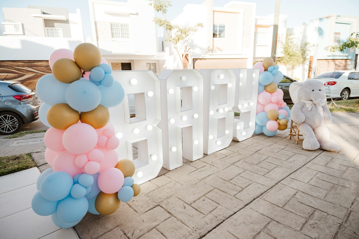 Decoración de muestra con globos y letras BABY